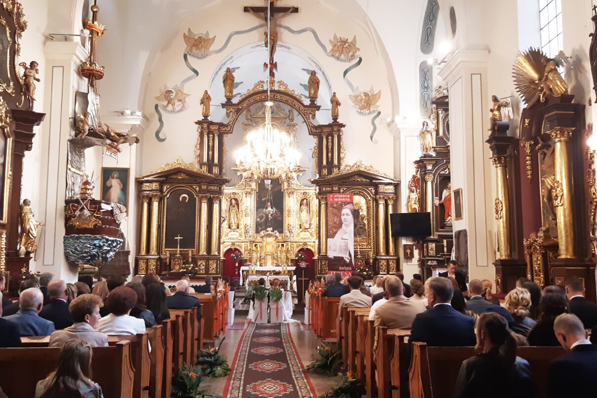 Wnętrze piotrkowickiego sanktuarium