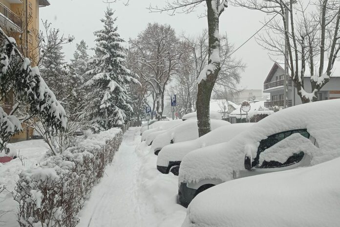 Samochody na ul. Skargi w Tarnowie, grzecznie czekające na poprawę pogody