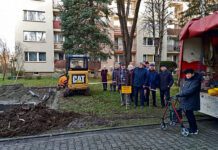 Wiata z koszami na odpady powstaje pod oknami bloków Afera śmietnikowa przy Reymonta w Tarnowie