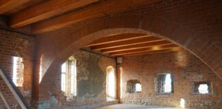 Kamienna brama poprowadzi na zamek-Fot Urząd Gminy Zakliczyn -wieza-zamkowa-w-melsztynie