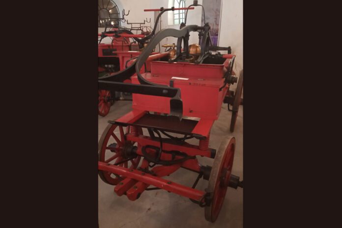 Jedna z sikawek ze sławnej wytwórni braci Bartik w Tarnowie z początku XX wieku. Pochodzi z kolekcji muzeum pożarnictwa w Przeworsku