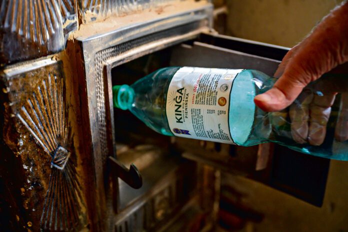 Tarnów - trwa usuwanie starych kotłów pieców i kuchni