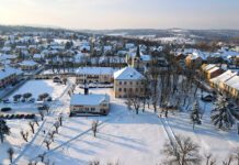 Wiśnicki rynek z ratuszem