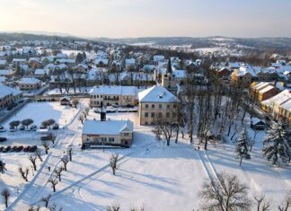 Wiśnicki rynek z ratuszem