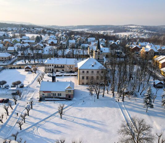 Wiśnicki rynek z ratuszem