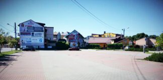 Na parkingu przy ul. Głowackiego nie ma białych pasów wyznaczających miejsca postojowe