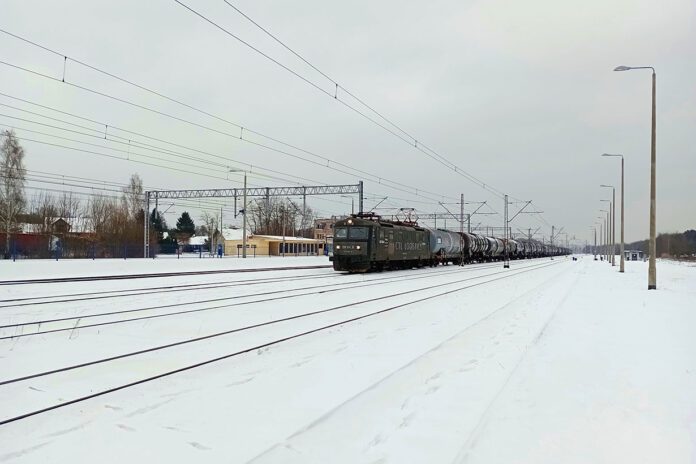Pasażerowie korzystający ze stacji kolejowej w Woli Rzędzińskiej wskazują na potrzebę budowy ogrzewanej poczekalni, toalet i parkingu