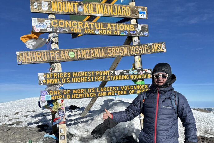 Robert Antosz na szczycie Kilimandżaro. Rocznie próby wejścia na dach Afryki podejmuje ok. 25 tys. osób. Sukces odnosi jedynie 66 proc. z nich