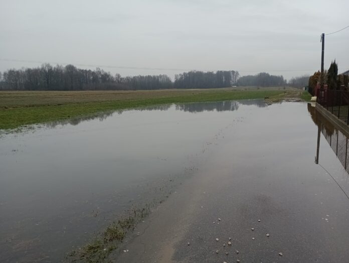 Zalegająca woda na jednej z ulic w Woli Rzędzińskiej