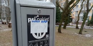 Napisy na Psim Pakiecie może i zostały zainspirowane internetowymi memami, ale wyraźnie zwracają uwagę na osiedlowy problem…