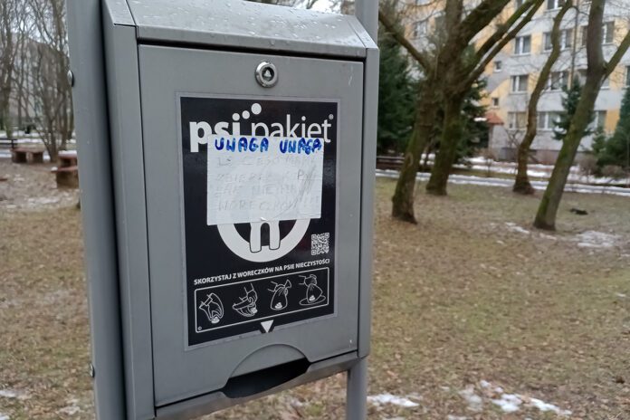 Napisy na Psim Pakiecie może i zostały zainspirowane internetowymi memami, ale wyraźnie zwracają uwagę na osiedlowy problem…