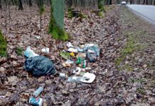 Śmieci zalegają na poboczach