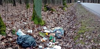 Śmieci zalegają na poboczach