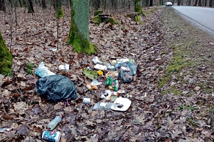 Śmieci zalegają na poboczach