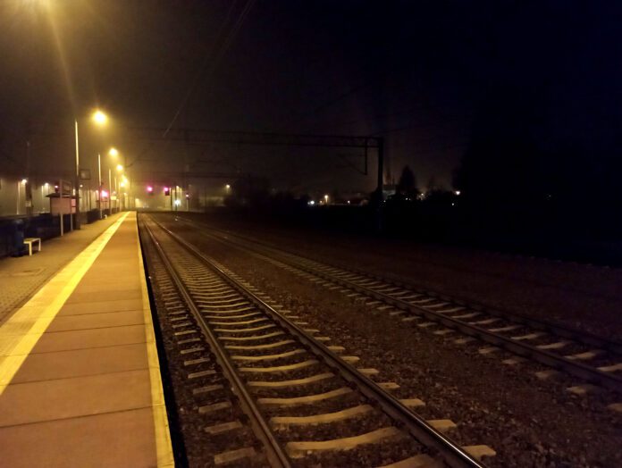 Kolej noc peron