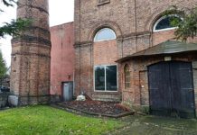 W skład dawnej zabudowy dworskiej w Kąśnej Dolnej wchodziła m.in. mała elektrownia wodna znajdująca się na terenie obecnego zakładu przetwórstwa warzyw i owoców | fot. Dawid Drwal TEMI