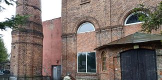 W skład dawnej zabudowy dworskiej w Kąśnej Dolnej wchodziła m.in. mała elektrownia wodna znajdująca się na terenie obecnego zakładu przetwórstwa warzyw i owoców | fot. Dawid Drwal TEMI