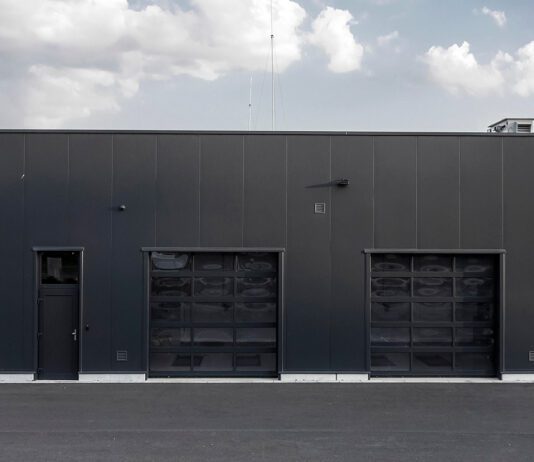 Hala magazynowa z dwiema przeszklonymi bramami przemysłowymi - bramtech.com.pl