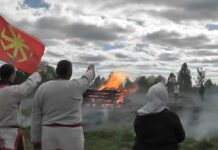 W kręgu zaklętego wzgórza-Rekonstrukcja słowiańskiego pogrzebu foto ilustracyjne