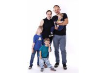 Tymek z rodzicami i braćmi