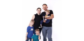 Tymek z rodzicami i braćmi