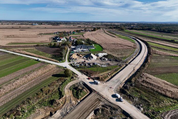 Obwodnica w Szczurowej, która powstaje, odcięła niektórym rolnikom dotychczasowy dojazd do pól uprawnych | Fot. Zarząd Dróg Wojewódzkich w Krakowie