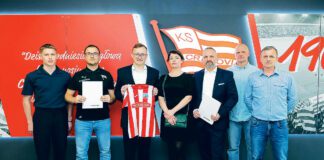 Po historycznej chwili złożenia podpisów, Hubert Plebanek trener Tarnovii, Jakub Popielarz, dyrektor Akademii Cracovii, Mateusz Dróżdż prezes zarządu MKS Cracovia, Magdalena Pasek prezes zarządu MKS Tarnovia, Tadeusz Bałchanowski, członek rady nadzorczej MKS Tarnovia, Sebastian Dychtoń, przedstawiciel władz MKS-u Tarnovia oraz Grzegorz Jasiak, trener Tarnovii