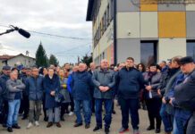 sukces mieszkańców - Protest mieszkańców przez Urzędem gminy Rzezawa 02