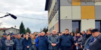 sukces mieszkańców - Protest mieszkańców przez Urzędem gminy Rzezawa 02