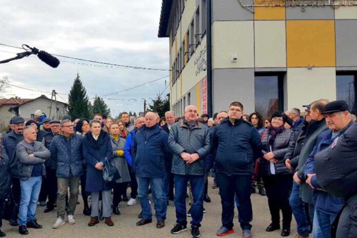 sukces mieszkańców - Protest mieszkańców przez Urzędem gminy Rzezawa 02 sukces mieszkańców - Protest mieszkańców przez Urzędem gminy Rzezawa 02