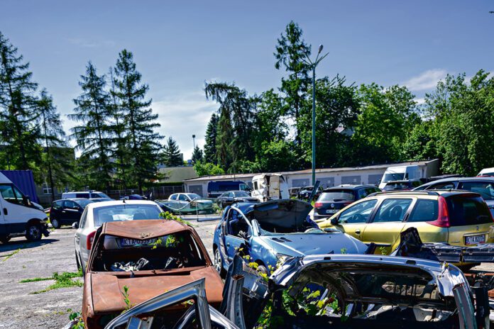 Zarekwirowane samochody czekają - Na policyjnym parkingu zaczyna brakować miejsc