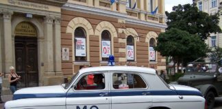 Zabytkowa FSO warszawa 223 w roli radiowozu MO. | Fot. Wiesław Ziobro TEMI