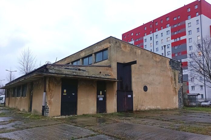 Pomimo zmian technologicznych w przesyle ciepła do tarnowskich bloków, niewiele wskazuje na to, że modernizacji doczeka się stary budynek na os. Westerplatte… | fot. Dawid Drwal