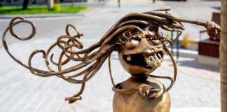 Maszkaronka Wiedząca / Ta Która Wie