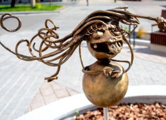 Maszkaronka Wiedząca / Ta Która Wie