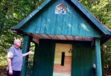 Antoni Kura przy kapliczce św. Piotra w Biadolinach Radłowskich | Fot. autorka