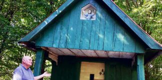 Antoni Kura przy kapliczce św. Piotra w Biadolinach Radłowskich | Fot. autorka