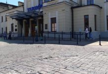 Parking kolejowy: niebezpiecznie tam jeździć, niebezpiecznie chodzić Parking kolejowy obok tarnowskiego dworca w wielu miejscach przypomina już pobojowisko