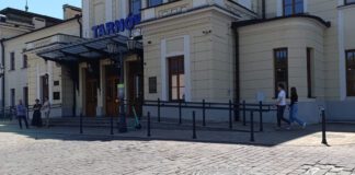 Parking kolejowy obok tarnowskiego dworca w wielu miejscach przypomina już pobojowisko