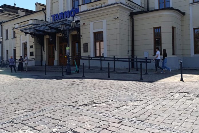 Parking kolejowy obok tarnowskiego dworca w wielu miejscach przypomina już pobojowisko