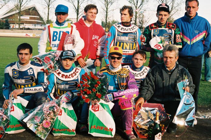 Srebrne „Jaskółki” 1994. Stoją od lewej: Mirosław Cierniak, Grzegorz Mróz, Jacek Rempała, Robert Kużdżał, Tomasz Proszowski - kierownik drużyny. W dolnym rzędzie: Robert Wardzała, Grzegorz Rempała, Tony Rickardsson, Tomasz Rempała, trener Marian Wardzała.