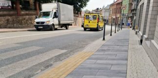 W głównej części Brzeska pojawiają się nowe estetyczne chodniki. Niektóre wymagały akceptacji konserwatora zabytków.