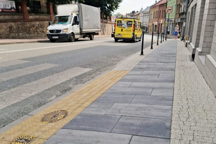 W głównej części Brzeska pojawiają się nowe estetyczne chodniki. Niektóre wymagały akceptacji konserwatora zabytków.