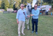 Od lewej: Marek Błaszkiewicz i Mateusz Leniewicz – Jaworski – główni organizatorzy pokazu koni arabskich