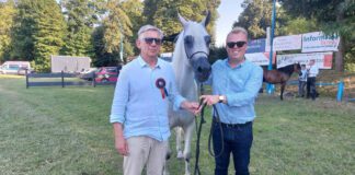 Od lewej: Marek Błaszkiewicz i Mateusz Leniewicz – Jaworski – główni organizatorzy pokazu koni arabskich