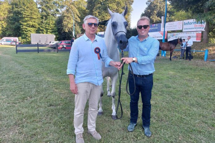 Od lewej: Marek Błaszkiewicz i Mateusz Leniewicz – Jaworski – główni organizatorzy pokazu koni arabskich
