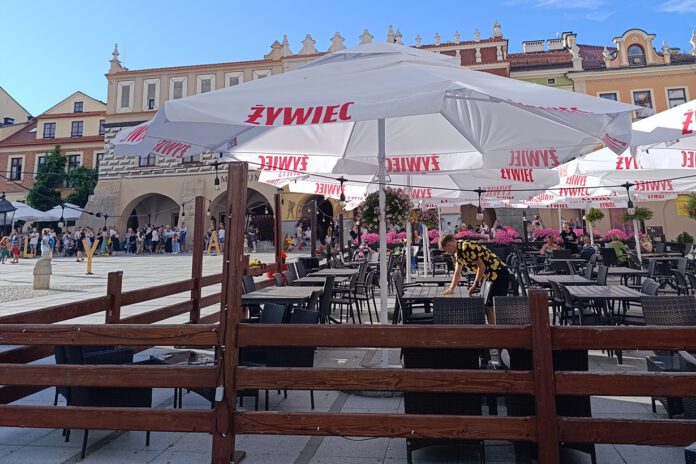 Niewielki tarnowski rynek każdego lata chowa się częściowo pod parasolami