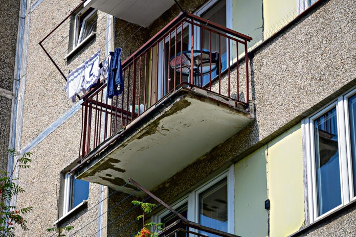 Balkony w blokach wkrótce będą niebezpieczne - Spółdzielnia musi podjąć szybkie decyzje