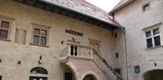 Dziedziniec zamku Rakoczych - wejście do muzeum