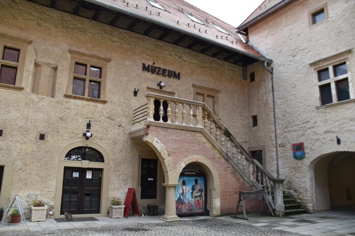 Dziedziniec zamku Rakoczych - wejście do muzeum